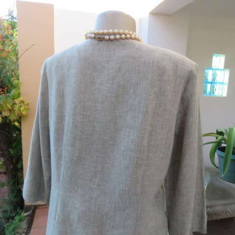 Stylish cover-up coat in olive green and white mottled patterned linen/polyester fabric.Size 36/12