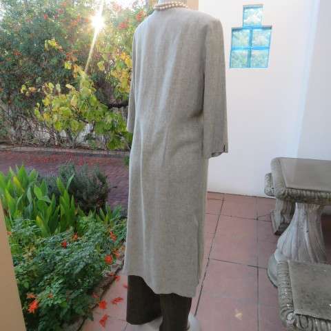Stylish cover-up coat in olive green and white mottled patterned linen/polyester fabric.Size 36/12