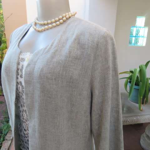 Stylish cover-up coat in olive green and white mottled patterned linen/polyester fabric.Size 36/12