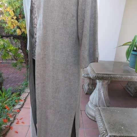 Stylish cover-up coat in olive green and white mottled patterned linen/polyester fabric.Size 36/12