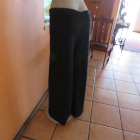 Stunning black culotte style wide legged floor length pants.By BE YOURSELF in size 36/12. New cond.
