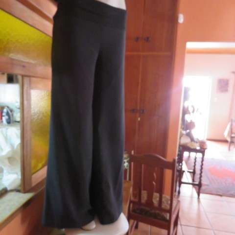 Stunning black culotte style wide legged floor length pants.By BE YOURSELF in size 36/12. New cond.