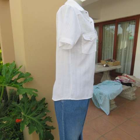 Casual white short sleeve top closing with press buttons. Size 36/12 by RT. Cowboy yokes.As new