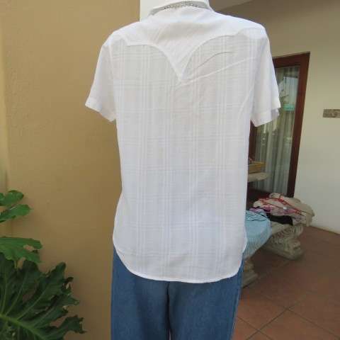 Casual white short sleeve top closing with press buttons. Size 36/12 by RT. Cowboy yokes.As new