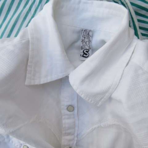 Casual white short sleeve top closing with press buttons. Size 36/12 by RT. Cowboy yokes.As new