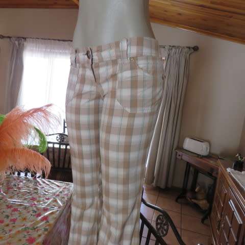 Chic bootlegged pants in neutral check with jade stripes. Size 33/9 from TRUWORTHS. New condition.