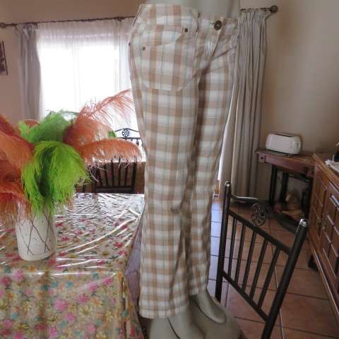 Chic bootlegged pants in neutral check with jade stripes. Size 33/9 from TRUWORTHS. New condition.