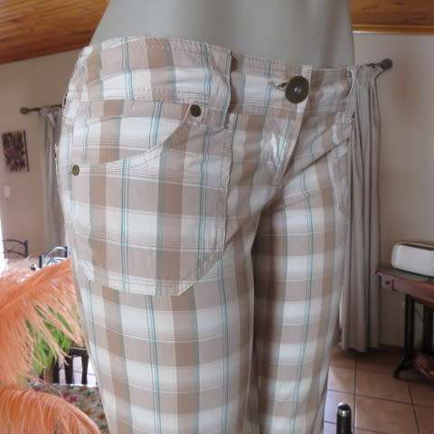 Chic bootlegged pants in neutral check with jade stripes. Size 33/9 from TRUWORTHS. New condition.