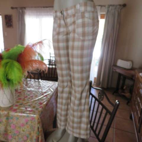 Chic bootlegged pants in neutral check with jade stripes. Size 33/9 from TRUWORTHS. New condition.