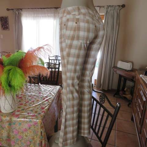 Chic bootlegged pants in neutral check with jade stripes. Size 33/9 from TRUWORTHS. New condition.