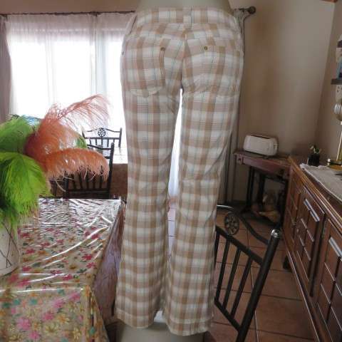 Chic bootlegged pants in neutral check with jade stripes. Size 33/9 from TRUWORTHS. New condition.