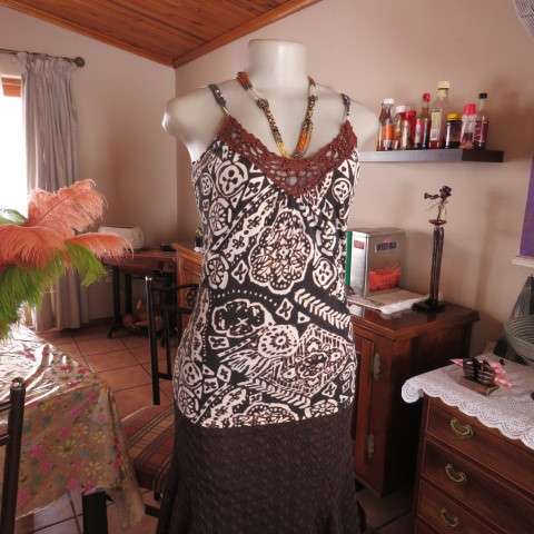 Sexy strappy top in brown and beige patterned stretch cotton fabric.Size 34/10 by INSYNC. Good cond.