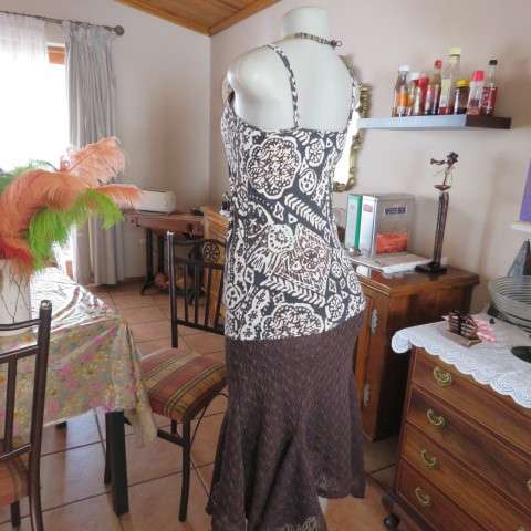 Sexy strappy top in brown and beige patterned stretch cotton fabric.Size 34/10 by INSYNC. Good cond.