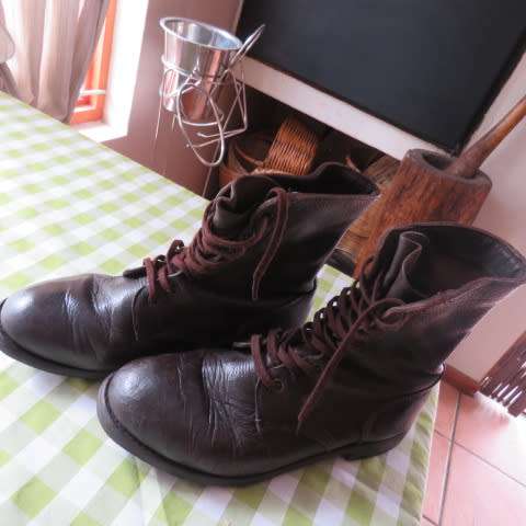 Pair of SADF army brown genuine leather boots in size 9 issued 2002 by BAGSHAW. Army size 270M