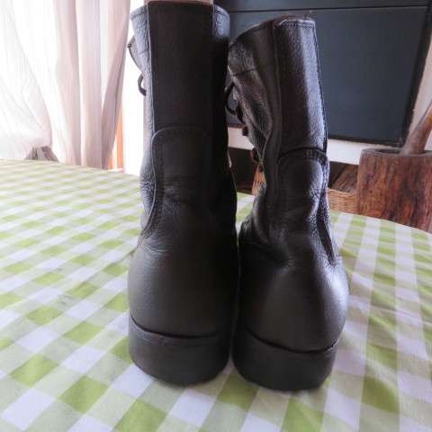 Pair of SADF army brown genuine leather boots in size 9 issued 2002 by BAGSHAW. Army size 270M