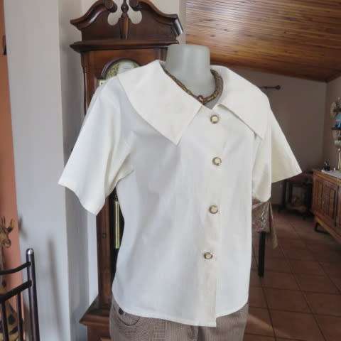 Unbleached linen cropped top with button down front and choir boy collar. Size 38/14.New condition