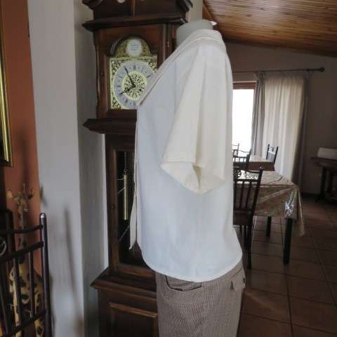 Unbleached linen cropped top with button down front and choir boy collar. Size 38/14.New condition