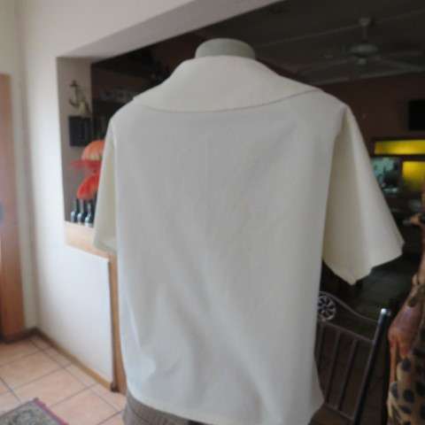 Unbleached linen cropped top with button down front and choir boy collar. Size 38/14.New condition