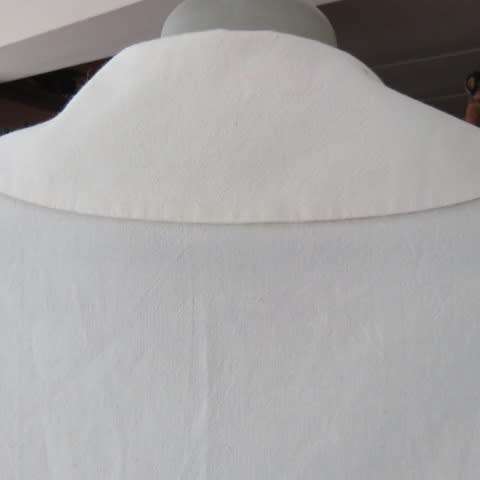 Unbleached linen cropped top with button down front and choir boy collar. Size 38/14.New condition