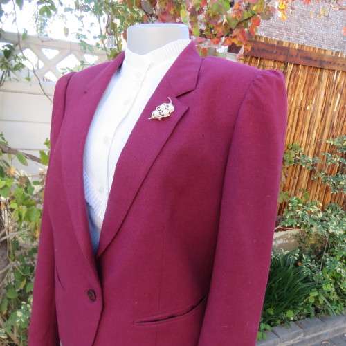 Timeless vintage wine colour short jacket. In polyester/viscose blend.By PRINCESS size 34/10