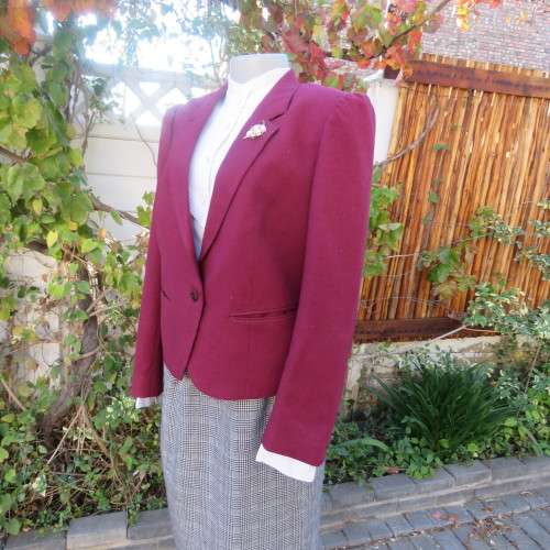 Timeless vintage wine colour short jacket. In polyester/viscose blend.By PRINCESS size 34/10