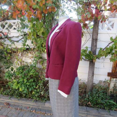 Timeless vintage wine colour short jacket. In polyester/viscose blend.By PRINCESS size 34/10
