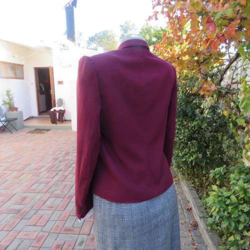 Timeless vintage wine colour short jacket. In polyester/viscose blend.By PRINCESS size 34/10