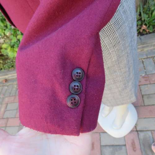 Timeless vintage wine colour short jacket. In polyester/viscose blend.By PRINCESS size 34/10