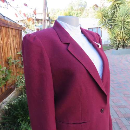 Timeless vintage wine colour short jacket. In polyester/viscose blend.By PRINCESS size 34/10