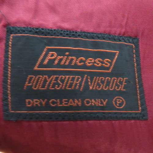 Timeless vintage wine colour short jacket. In polyester/viscose blend.By PRINCESS size 34/10