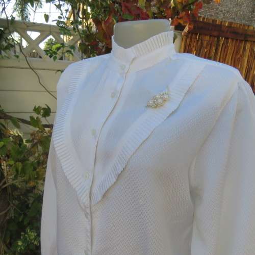 Feminine white vintage blouse from the 80's. By FOSHINI size 36/12.High pleated neckline.As new