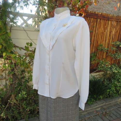 Feminine white vintage blouse from the 80's. By FOSHINI size 36/12.High pleated neckline.As new