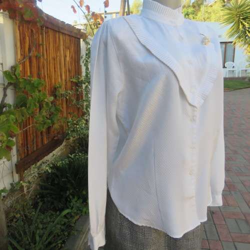 Feminine white vintage blouse from the 80's. By FOSHINI size 36/12.High pleated neckline.As new