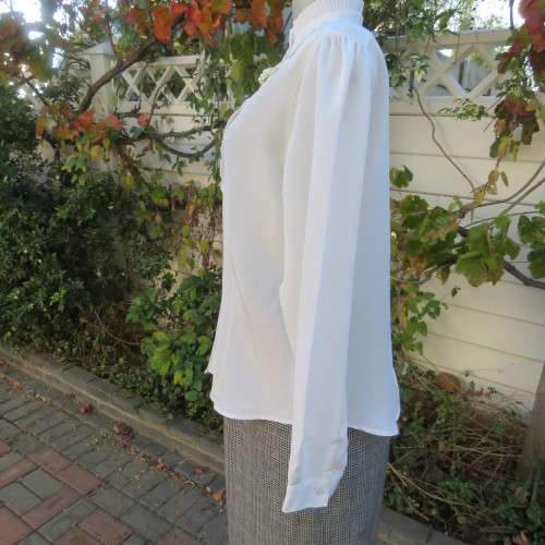 Feminine white vintage blouse from the 80's. By FOSHINI size 36/12.High pleated neckline.As new