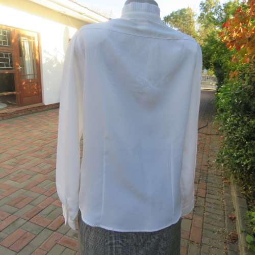 Feminine white vintage blouse from the 80's. By FOSHINI size 36/12.High pleated neckline.As new