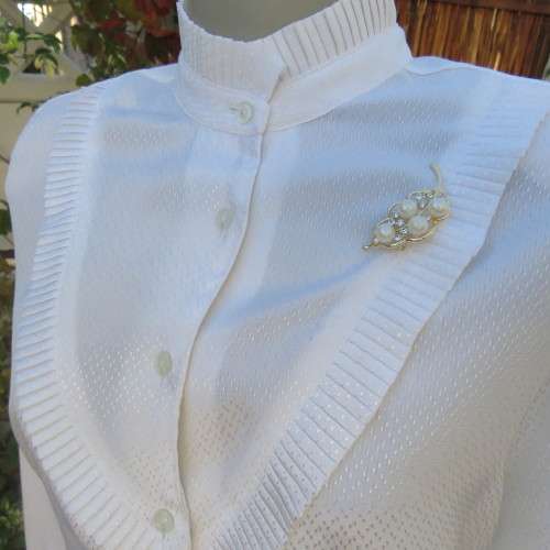 Feminine white vintage blouse from the 80's. By FOSHINI size 36/12.High pleated neckline.As new