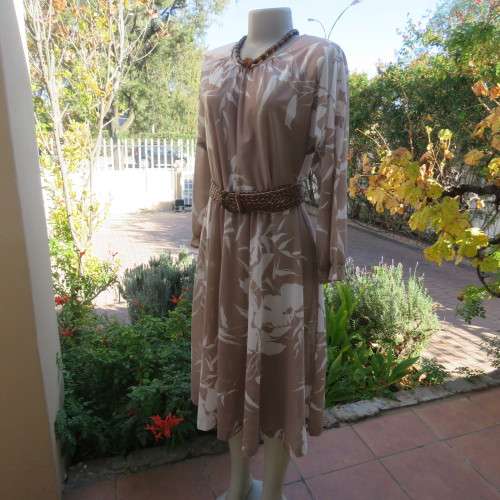 Stunning vintage dress with long dolman sleeves in dark beige with white flowers. Size 36/12.