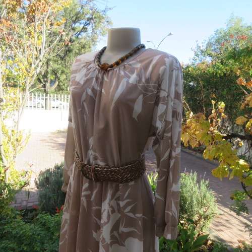 Stunning vintage dress with long dolman sleeves in dark beige with white flowers. Size 36/12.