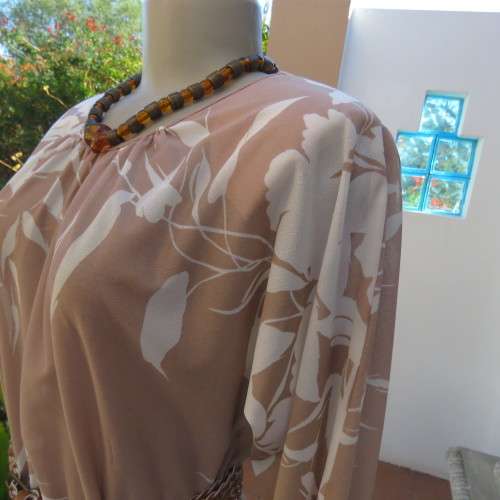 Stunning vintage dress with long dolman sleeves in dark beige with white flowers. Size 36/12.