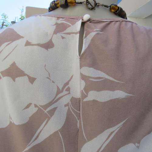 Stunning vintage dress with long dolman sleeves in dark beige with white flowers. Size 36/12.