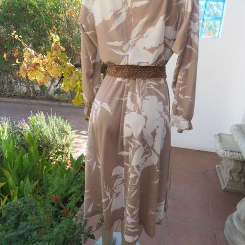 Stunning vintage dress with long dolman sleeves in dark beige with white flowers. Size 36/12.