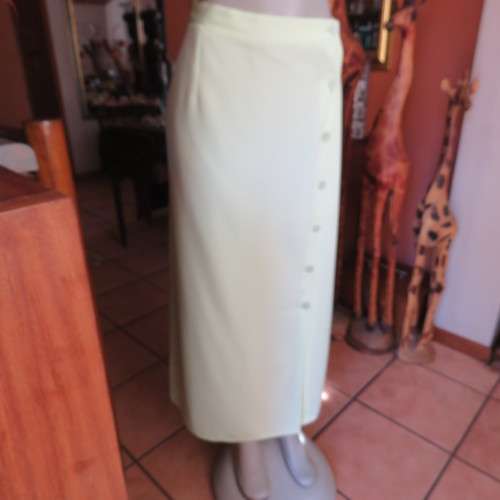 Sleek apple green skirt with buttons at left side.Two top ones can open. Size 42/18.As new