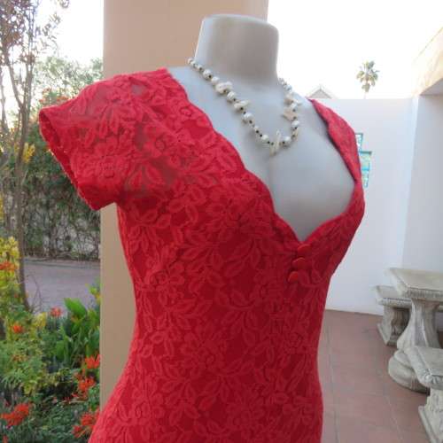 Little red lace dress with lining in size 34/10.Scoloped V neckline.Tiny sleeves. Mini length.As new
