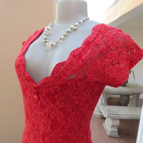 Little red lace dress with lining in size 34/10.Scoloped V neckline.Tiny sleeves. Mini length.As new