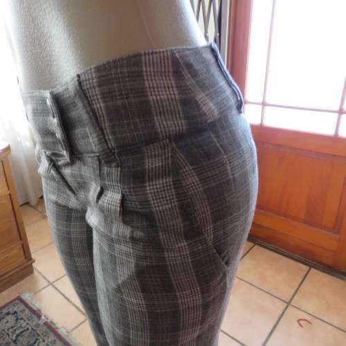 Sassy silvergrey check pants with silver thread by TALLY WEIJL in size 32/8. Imported. As new