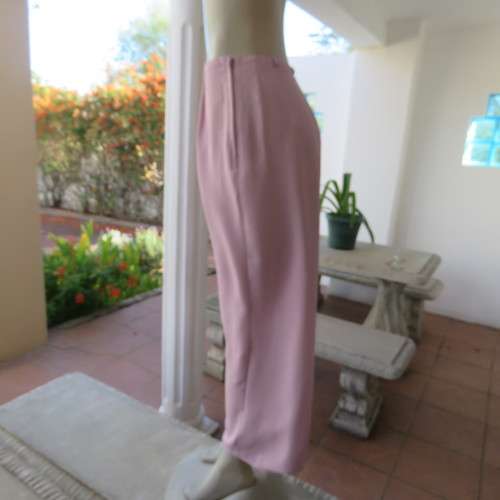 Vintage wide cut straight legged ankle length pants in size 36/12 by 'Topics'. Good condition.