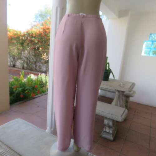 Vintage wide cut straight legged ankle length pants in size 36/12 by 'Topics'. Good condition.