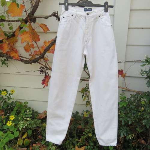 As new high waisted white denim jeans by 'Kelso'. In 100% cotton. Size 32/8. With tapered legs.