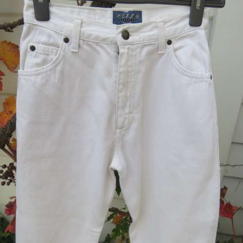 As new high waisted white denim jeans by 'Kelso'. In 100% cotton. Size 32/8. With tapered legs.