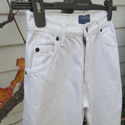 As new high waisted white denim jeans by 'Kelso'. In 100% cotton. Size 32/8. With tapered legs.